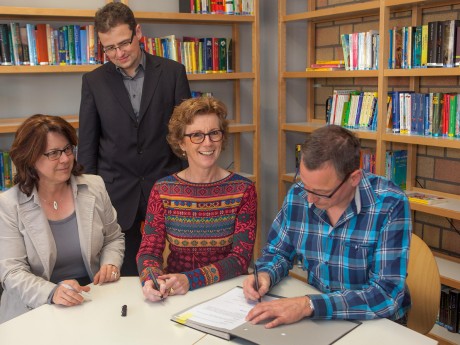 Abgemacht (v.l.): Eleonore Joerdell, Michael Walter, Mechthild Tillmann und Alfred Scholemann unterzeichnen den Kooperationsvertrag. Foto: Andreas Dyck